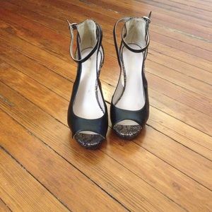 5in Nine West black and gold speckled heels