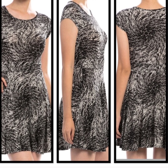 SOLD !!!!! FESTIVAL READY BLACK AND WHITE TRIBAL PRINT DRESS - MED. NWT - Picture 3 of 4