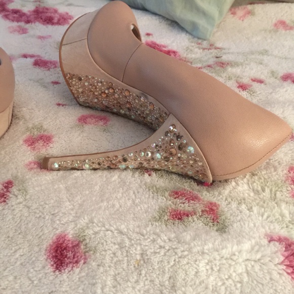 Aldo tan pumps with crystals - Picture 3 of 3