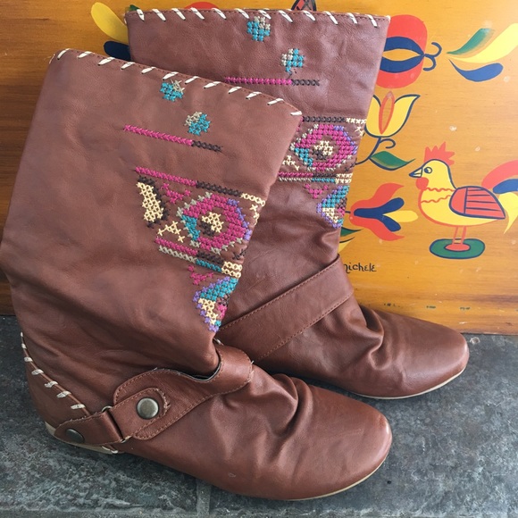 embroidered brown booties w/ stitching & buckle
