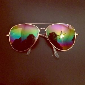 Like new, rose gold aviator sunglasses! 😎