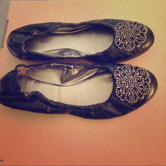 Gently used Tahari leather flats.
