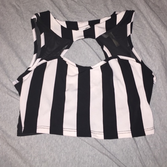 A striped crop top 🐐🐃💖