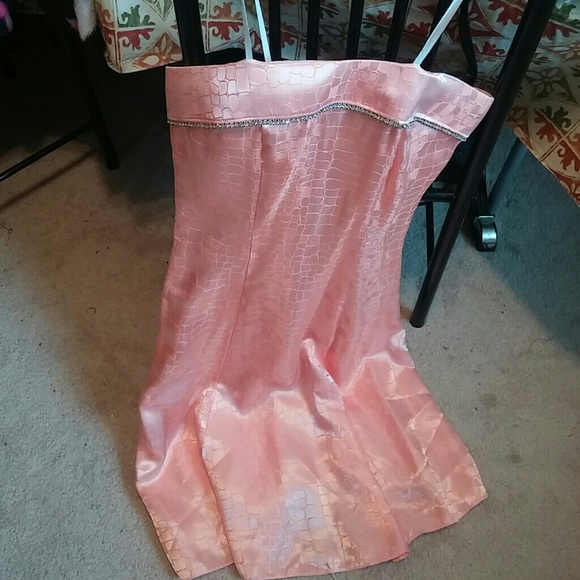 Dresses - Picture 3 of 4