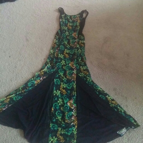 Dresses - Picture 2 of 4