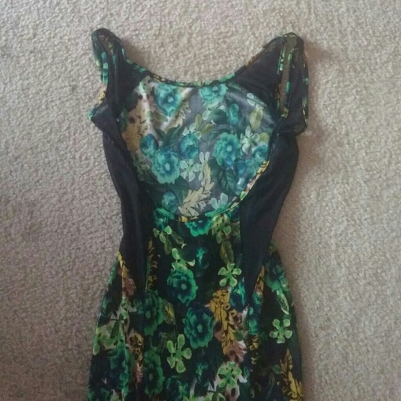 Dresses - Picture 3 of 4