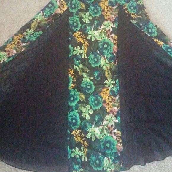 Dresses - Picture 4 of 4