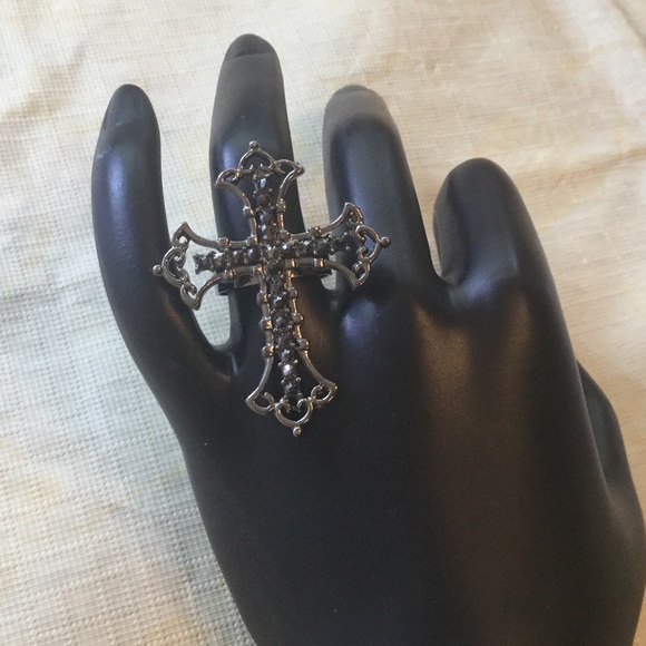 Black cross ring ✨NEW ARRIVAL ✨