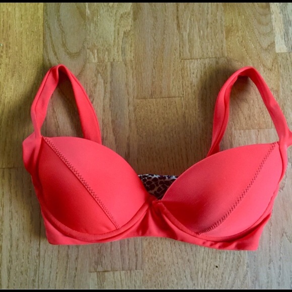 Acacia Belize top in hibiscus NWOT. Never worn.