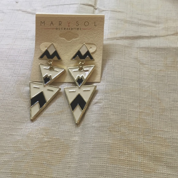 Accessories - Triangle Earrings 💕NEW ARRIVAL 💕