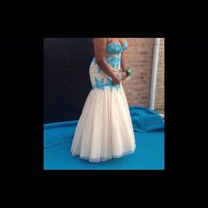 PROM DRESS 💁🏽 obviously only worn once ✊🏽