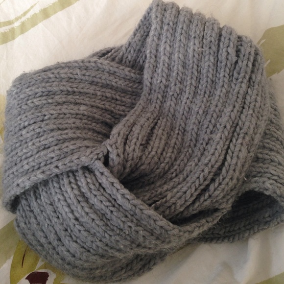 Michael Kors scarf - Picture 3 of 4