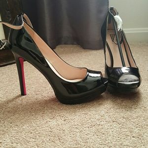 Peep toe pumps