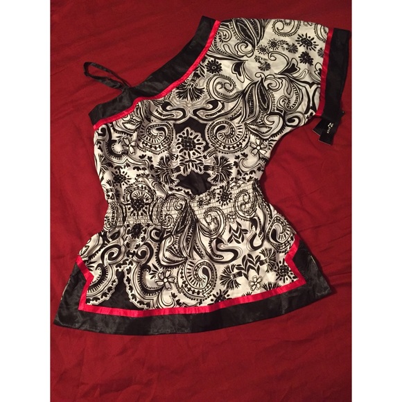 NWT ⚫️⚪️🔴One Arm Kimono with Cinched Waist🔴⚪️⚫️