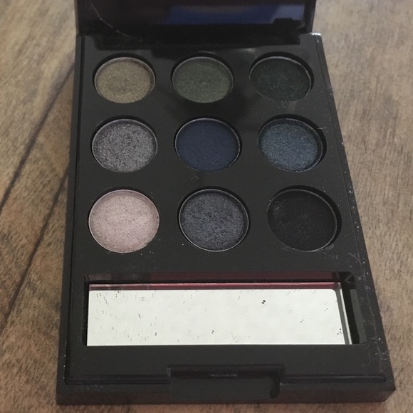 Mark. On the Dot Eye Color Compact