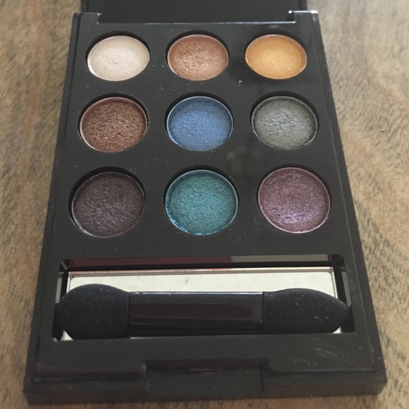 Mark. On the Dot Eye Color Compact