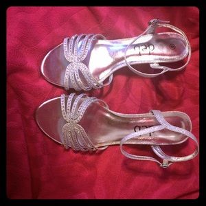 Short heeled formal shoes