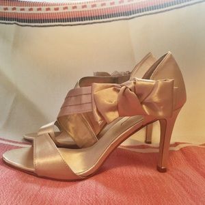 Lulu Townsend Bow Pumps