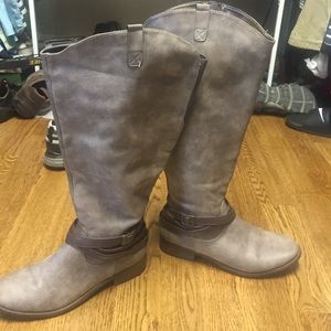 Wide Calf gorgeous two toned boots size 8.5