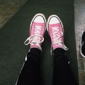 Pink converse low tops