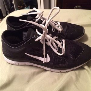 Black nike shoes