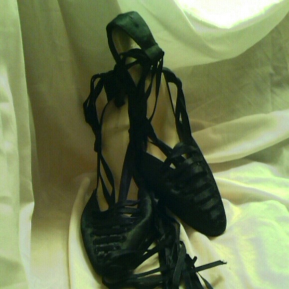 Newport News Shoes - Newport News black lace up pump