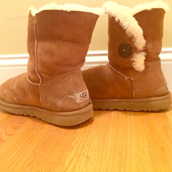 GOING TO BE GONE TODAY! Ugg Bailey button boots😊