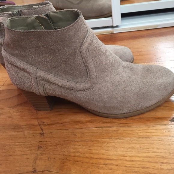 Suede ankle boot.