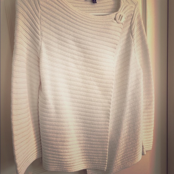 Cross-fit white cardigan