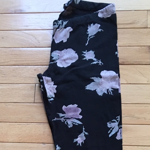 Aritzia Talulah black and rose floral leggings