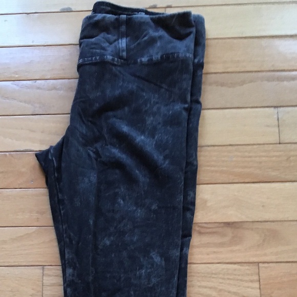 Aritzia Talulah black distressed leggings