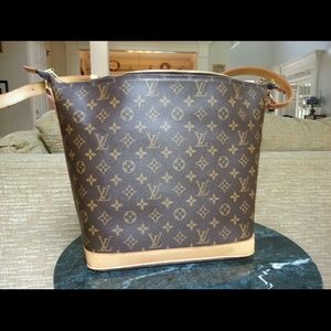 *AUTHENTIC* Louis Vuitton bag