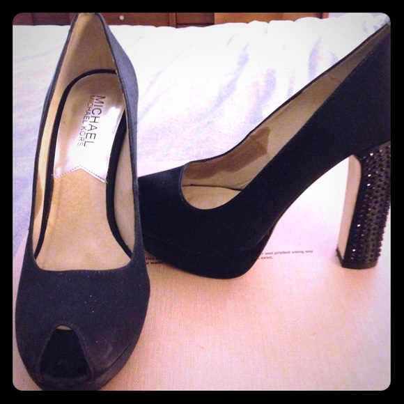 Like new Michael Kors black satin pumps!