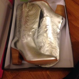 New in box Miranda Lambert silver cowboy boots