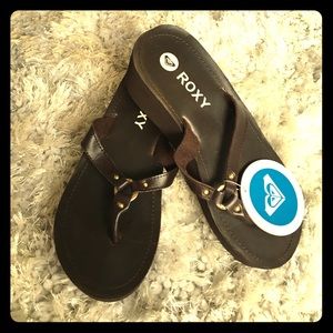 Brown leather Roxy flip flops with gold accent