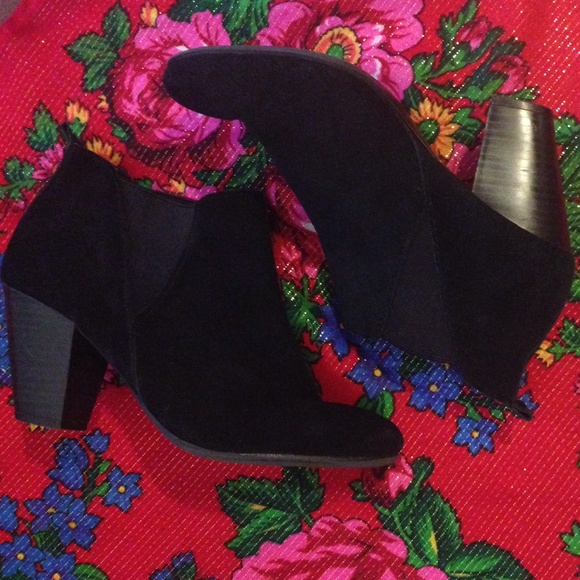 Black suede Ankle booties