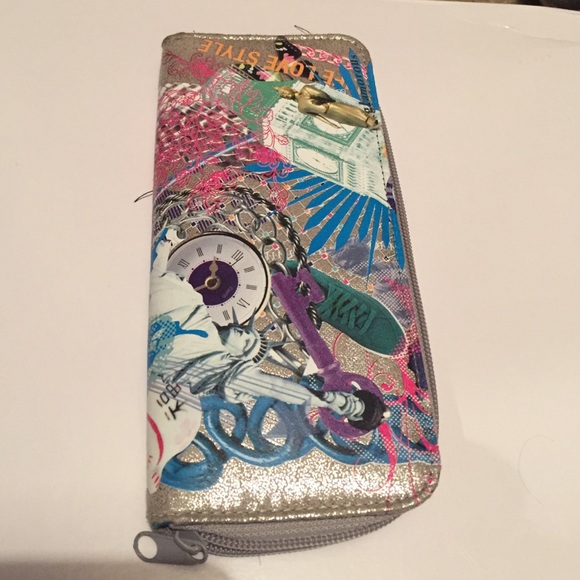 CUTE New York decorated wallet. MINT CONDITION