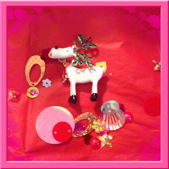 VERY CUTE "TREMBLER" REINDEER PIN.