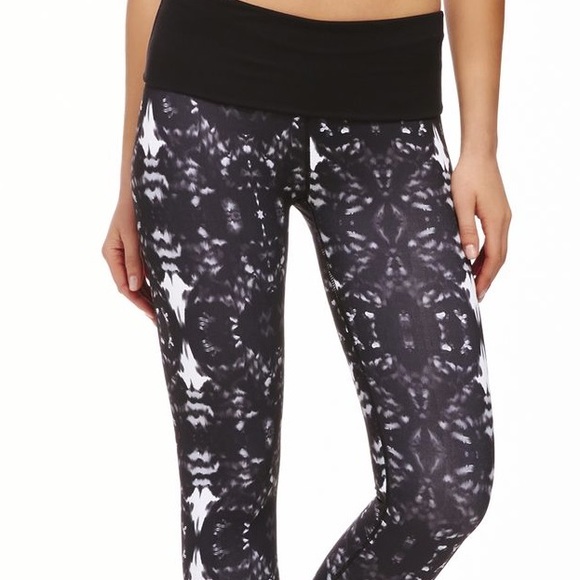 Fabletics foldover Salar Capri leggings