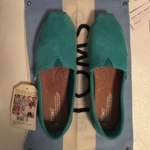 TOMS slip on (women) "NEW"