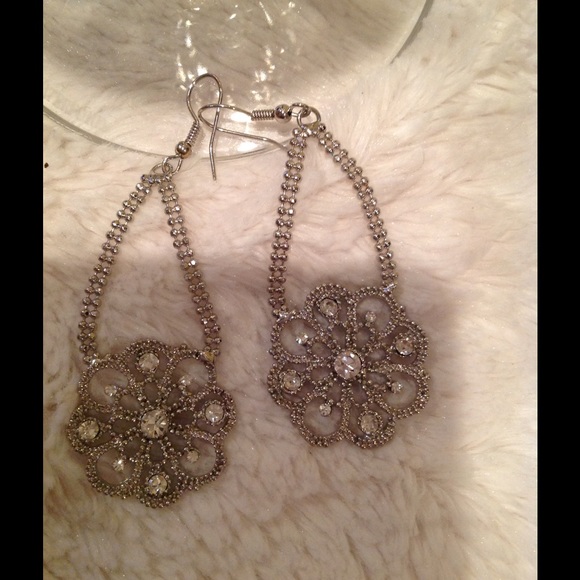 💞Beautiful Dangle Earrings! ⚡️Flash Sale⚡️ 11/27 - Picture 3 of 3