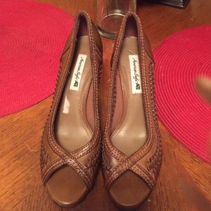 american eagle brown pumps