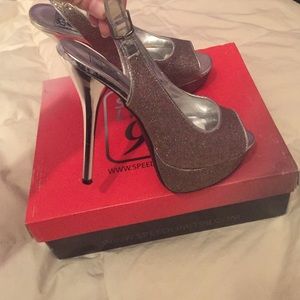 Sparkly platform pumps