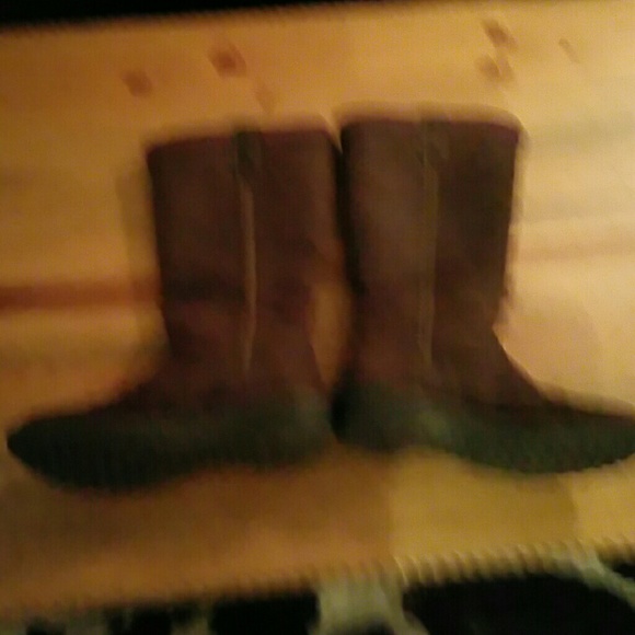 Uggs new without tags, leather, cozy yummy! - Picture 2 of 4