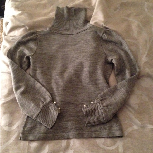*LAST DAY* grey turtle with puff sleeve and pearl