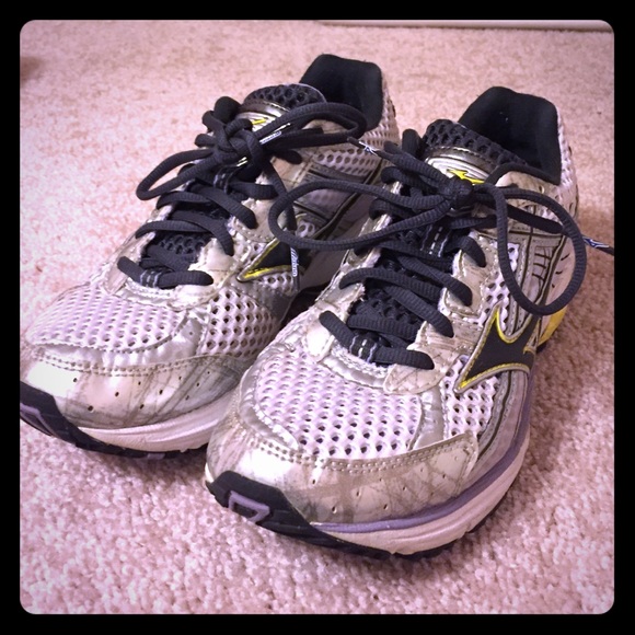 Mizuno running shoes! Extremely nice/barely worn