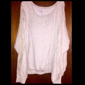 Sweatshirt with lace sleeves.