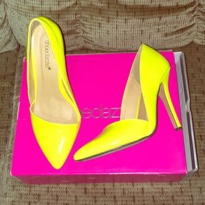 Hot hot hot! Shoe dazzle neon yellow pumps!