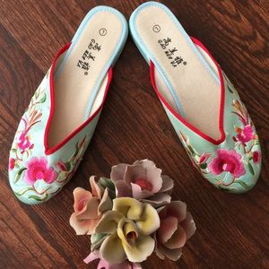 China embroidered slipper NWOT