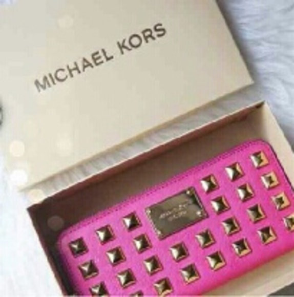 In search of wallet or wristlet